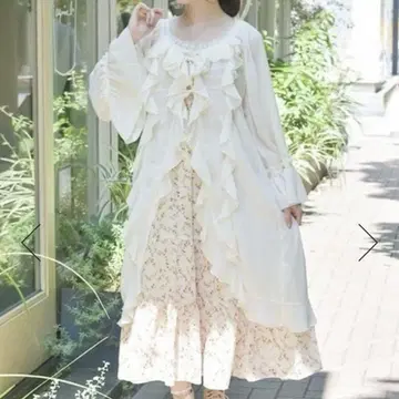 액시즈 오프숄더풍 프릴 가운 아이보리