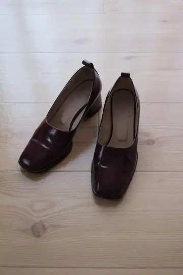 버건디 스퀘어토 펌프스 중간 힐 에나멜