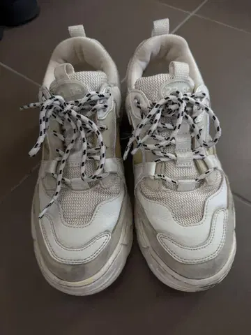 화이트 스니커즈 23.65