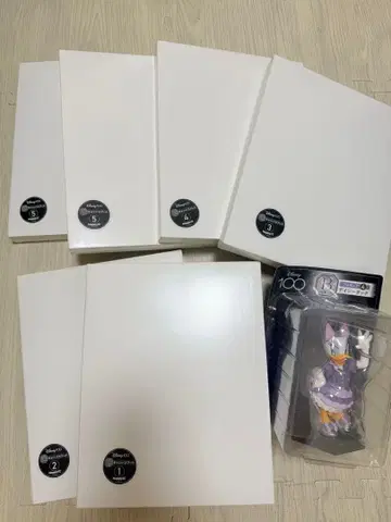 디즈니100 피규어와 캠퍼스 아트