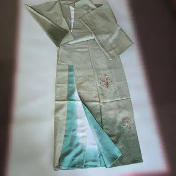 연한 녹색 이로무지 소매와 밑단에 그라데이션 꽃무늬 자수 미착용 기모노