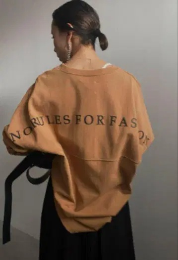 브라운 긴팔 T셔츠 NO RULES FOR FASHION