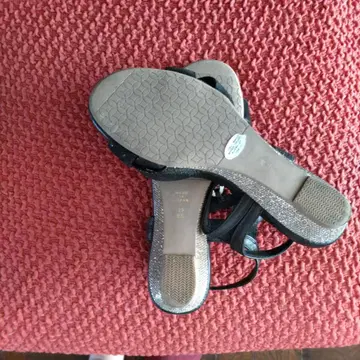 블랙 글리터 플랫 샌들