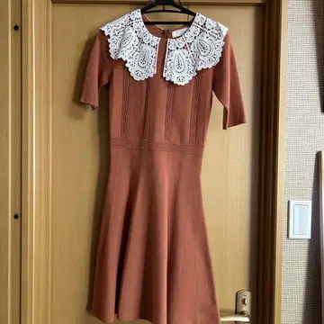 Lily Brown 오렌지 레이스 옷깃 반팔 원피스