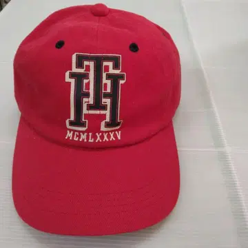 HILFIGER 빨간색 캡 1985년 디자인
