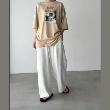 베이지 오버 사이즈 T셔츠 그래픽 프린트