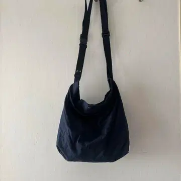 Veritecoeur 네이비 숄더백 스냅 버튼 포함