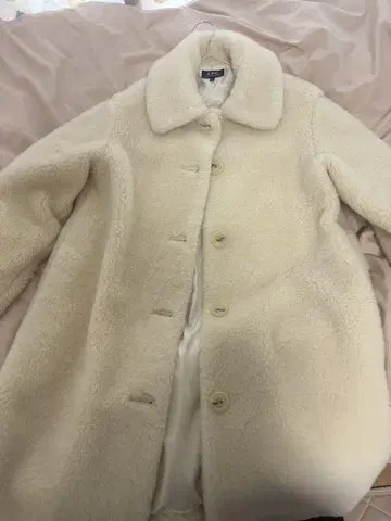 A.P.C. 보아 코트 에코 퍼 Hasune 착용