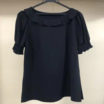 르네 Rene 프릴 달린 블랙 반팔 상의