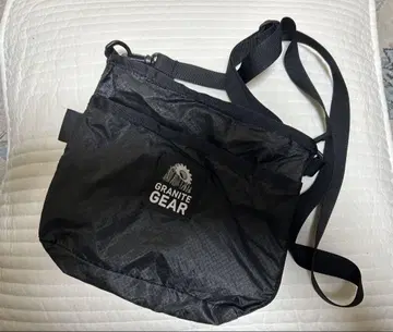 GRANITE GEAR 블랙 숄더백 사코슈