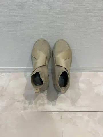emmi 베이지 슬립온 스니커즈