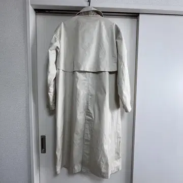 아이보리 버튼 부착 롱 코트
