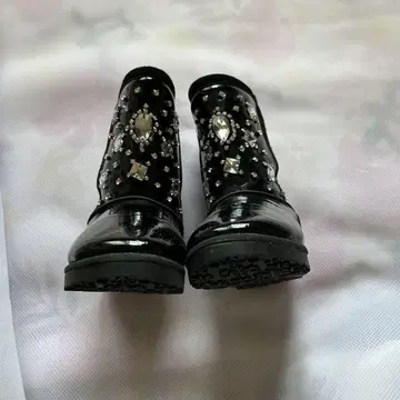비쥬 장식 블랙 어그 부츠