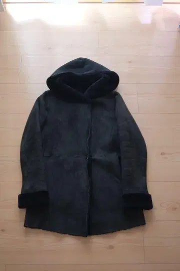 unknown 다크 그레이 후드 부착 무스탕 코트
