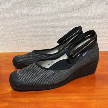 새상품급 키사 스포츠 23.5cm 블랙 계열 스트랩 펌프스