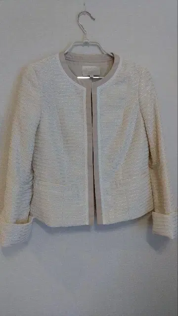 화이트 노카라 자켓