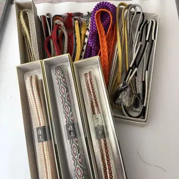 다색의 전통적인 허리띠 세트
