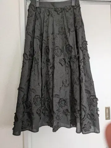블랙 자수 플레어 스커트