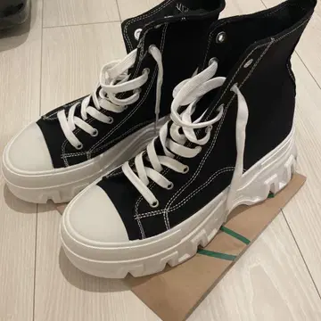 블랙 하이컷 스니커즈