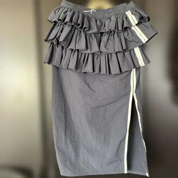프릴이 달린 그레이 타이트 스커트 나일론