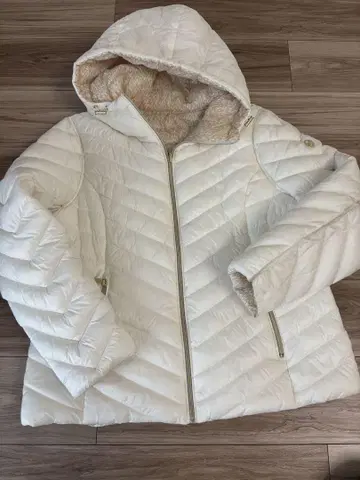 마이클코어스 화이트 다운 자켓 후드 부착