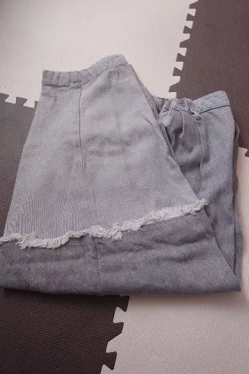 프린지 밑단 라이트 그레이 데님 와이드 팬츠