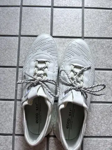 ECCO 화이트 메쉬 스니커즈