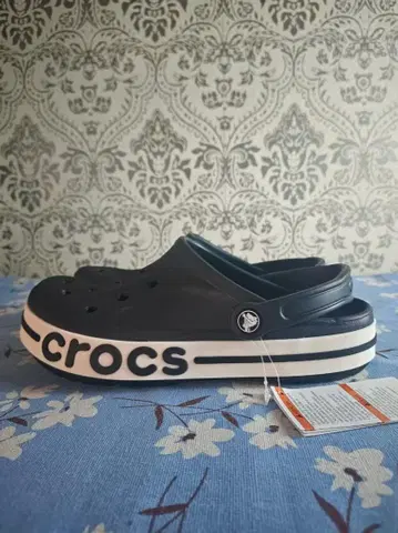 crocs 지오메트릭 블랙 샌들 남녀 공용