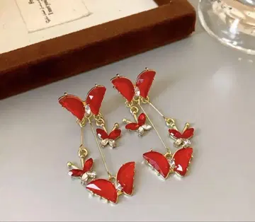 빨간색 나비 모티브 교수형 귀걸이