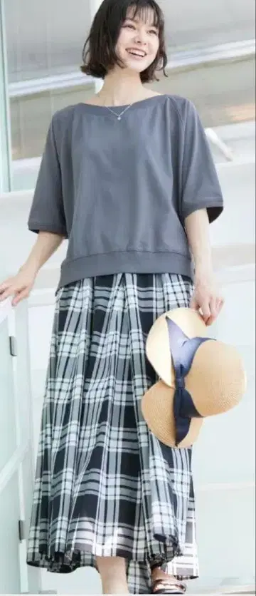 데셍 사진 촬영에 잘 어울리는 체크 무늬 스커트