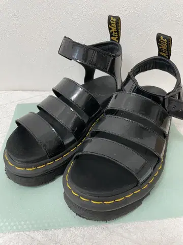 [ Dr. Martens ] 블랙 스트랩 샌들