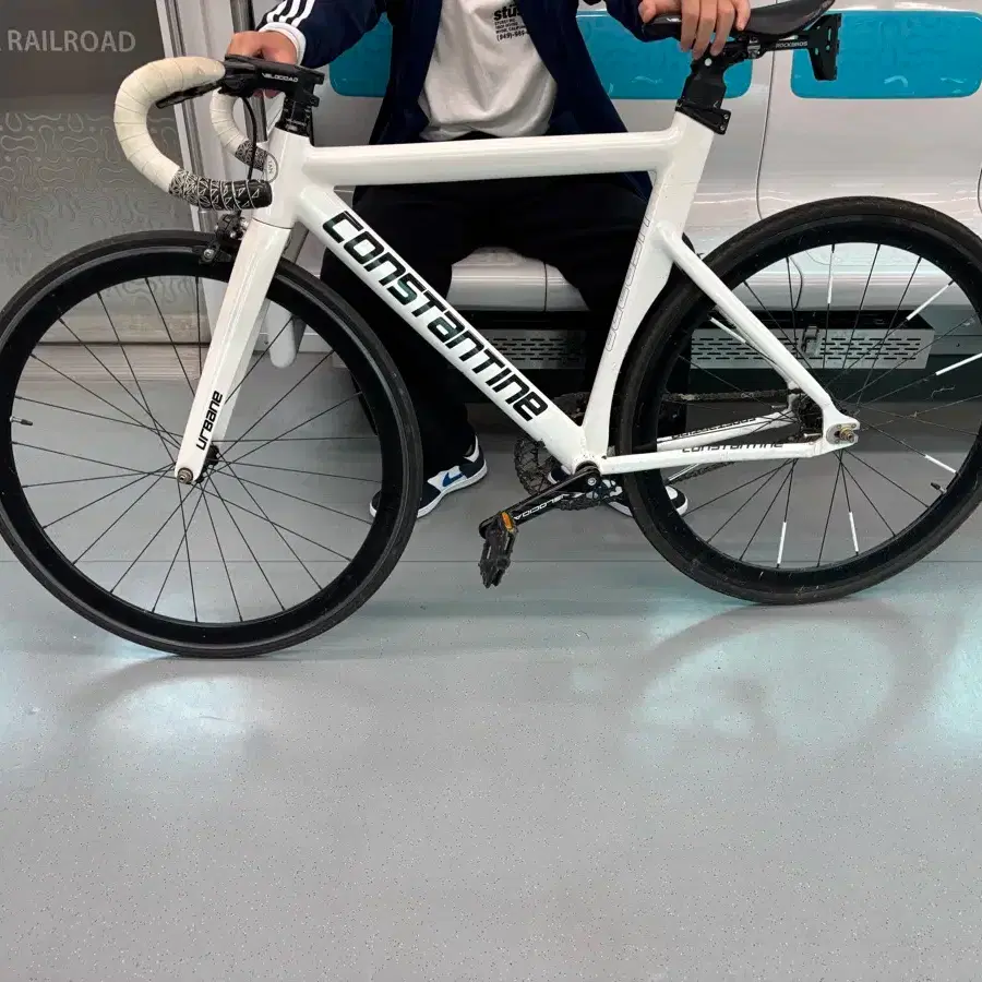 CONSTANTINE 콘스탄틴 Constantine Urbain 23 Model Pearl White