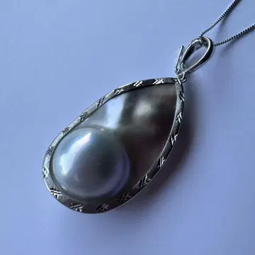 진주와 실버의 물방울 모양 펜던트