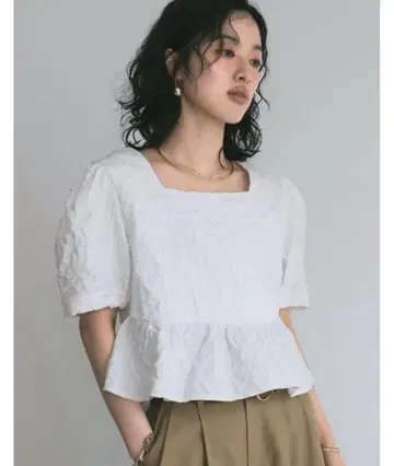울퉁불퉁 자카드 페플럼 상의