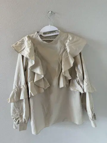 Spick & Span 프릴 긴팔 블라우스