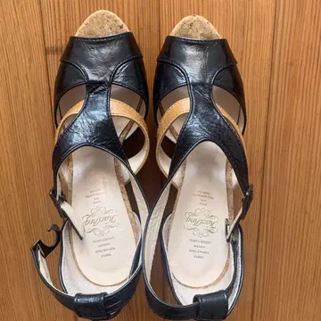 블랙 스트랩 웨지 샌들