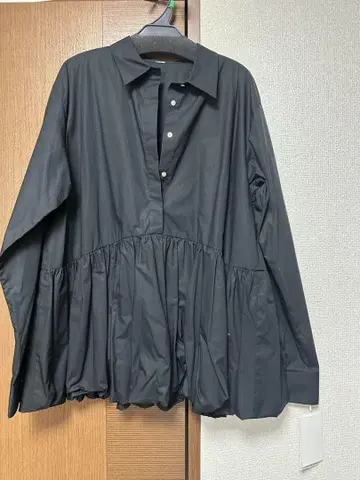 미라 오웬 블랙 플레어 셔츠