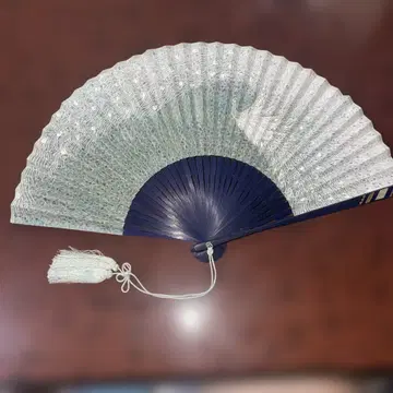 교토 부채 파란색과 화이트 컬러 공작 무늬