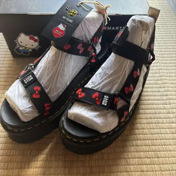 Dr. Martens Hello Kitty 샌들