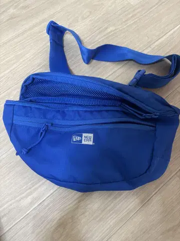 NEW ERA 파랑 바디백 메쉬 패널 포함