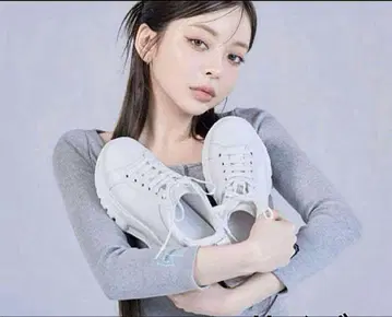 스즈키 아미 플래 스니커즈 화이트 M 사이즈