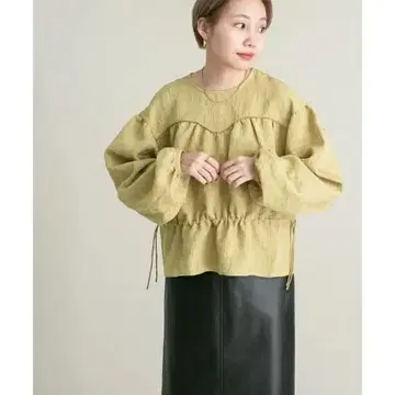 KBF 커브 블라인드 로스트 개더 블라우스