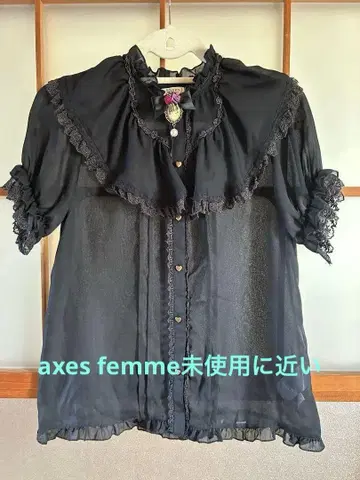 axes femme 프릴 달린 블랙 반팔 블라우스