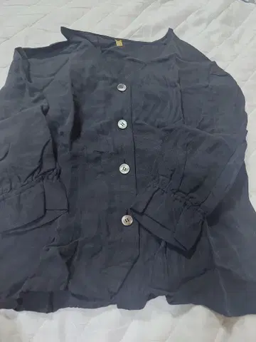 새상품급 V넥 버튼 셔츠
