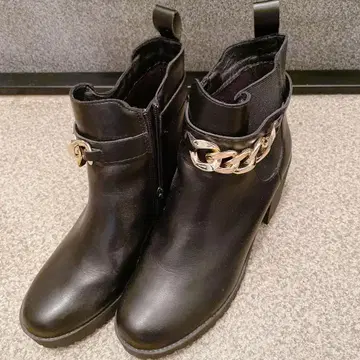 블랙 가죽 숏부츠 체인 포함