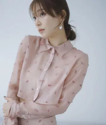 즉시 완판 아이템 SNIDEL 자수 크롭 셔츠 핑크
