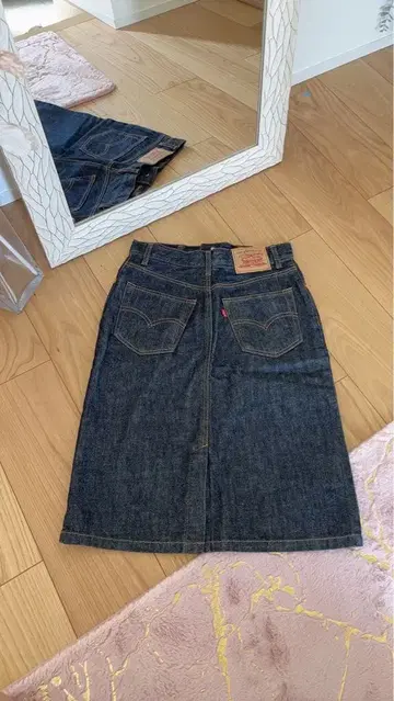 Levi's 다크 데님 타이트 스커트 사이즈 28 미사용 택 없음
