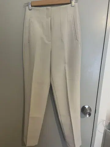 ZARA 크림색 테이퍼드 슬랙스