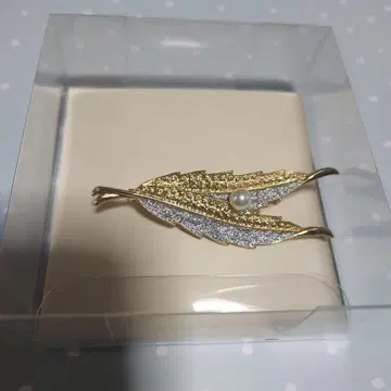 나뭇잎 모티브 브로치 펄 장식