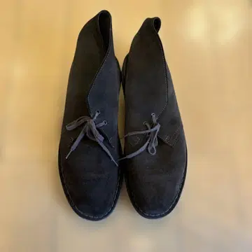 클락스 다크 브라운 스웨이드 처카 부츠